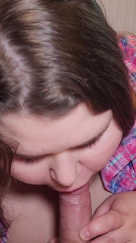 BBW MILF Opiekunka do dziecka z dużymi piersiami wie, jak ssie kutasa i jeść spermę z przyjemnością