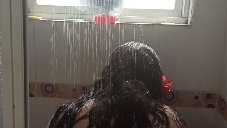 HornyCouple69x: Recebendo minha primeira chuva dourada no chuveiro