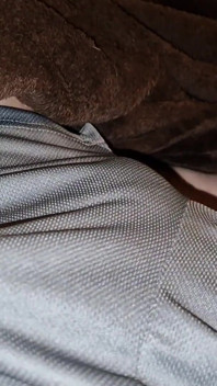 Follando mis pantalones cortos y mancharlos con precum, para todos ustedes amantes del bulto