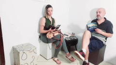 Gabi SweetCouplesStories: 他在招待会上拿出他的鸡巴并得到了一手