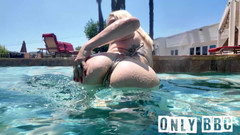 ONLY BBC: Awek blonde dalam bikini bermain dan mengongkek kote hitam besar