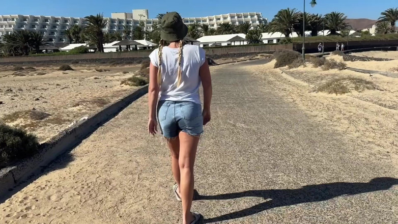 Emma Voyeur: Disperata bagnando pantaloncini di jeans in pubblico