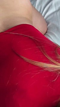 Heet blond geeft een perfecte pijpbeurt en heeft een heerlijke enorme kont