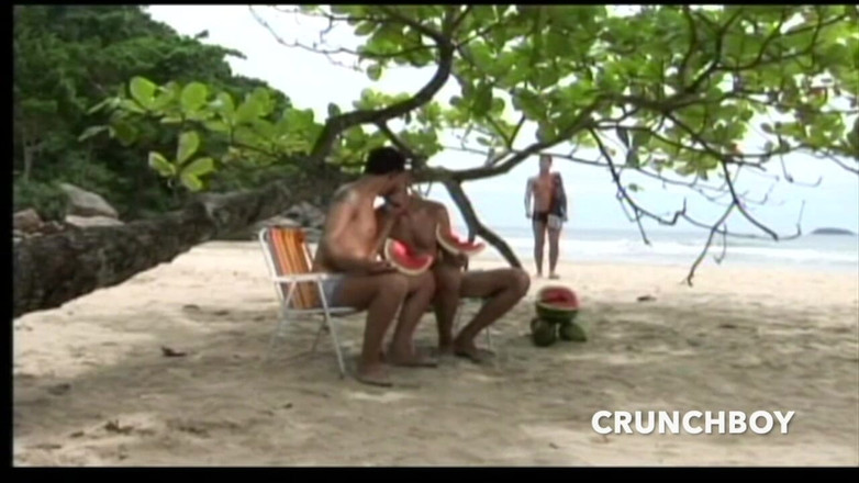 Gaybareback: Mladý Latino šukán dvěma chlapy na pláži