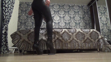 Goddess Misha Goldy: Crushing by My Heels Your I-phone (on Russian Language)