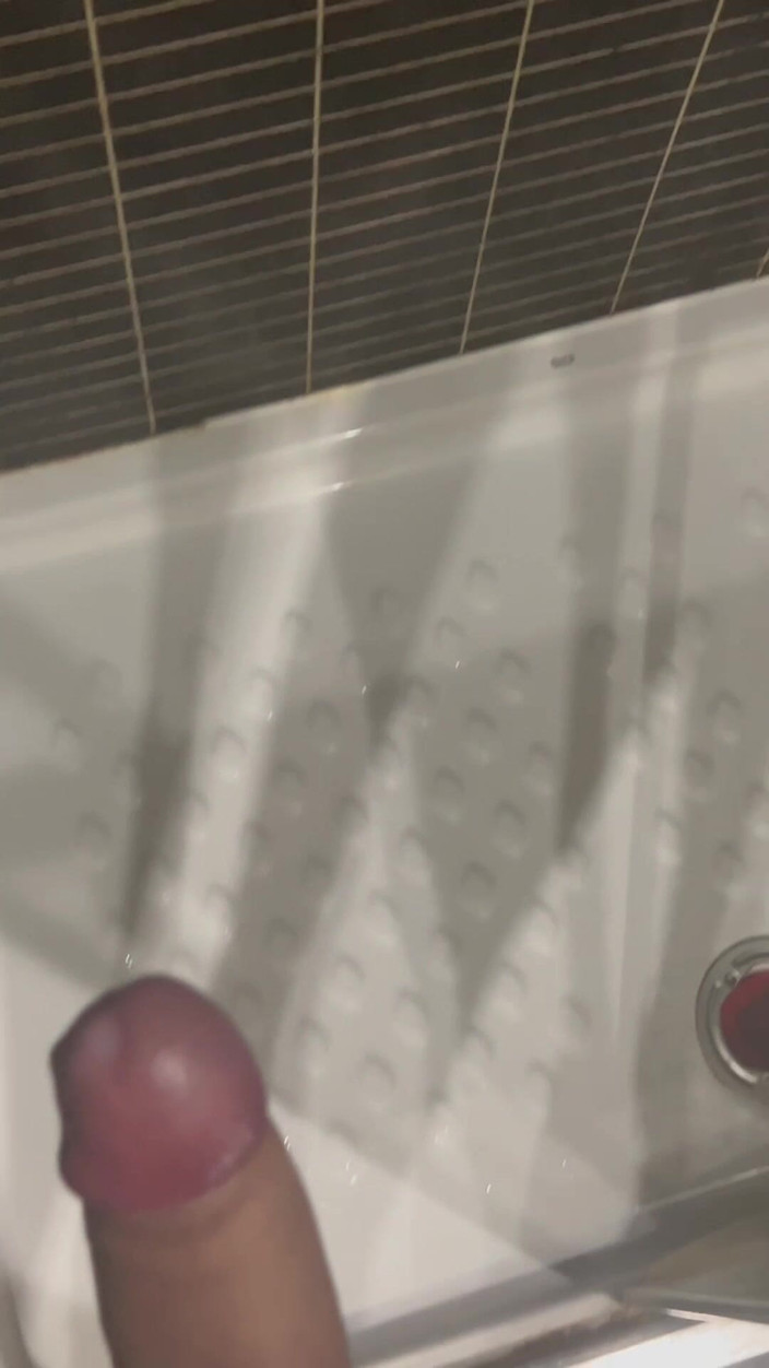 XLNicoo: 내 엉덩이를 가지고 노는 것은 샤워 중 사정으로 끝납니다.