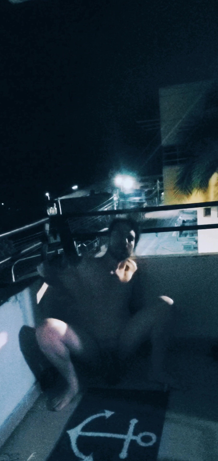 SlutClosetedfag: 在阳台上的快速假阳具性爱