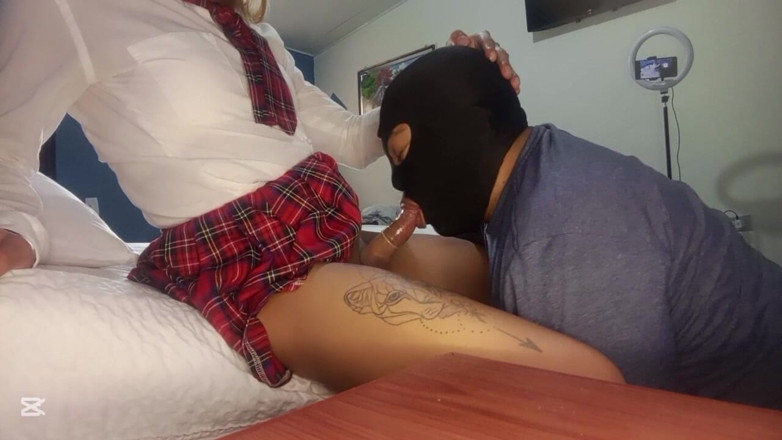 Ladyboy69: สาววิทยาลัยสาวสองผมบลอนด์ตัวผอมทําให้ครูคณิตดูดควย