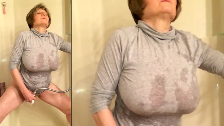 MarieRocks: O BUNICĂ SEXY CU SÂNII MARI SE MASTURBEAZĂ ÎNTR-O CĂMAȘĂ GRI
