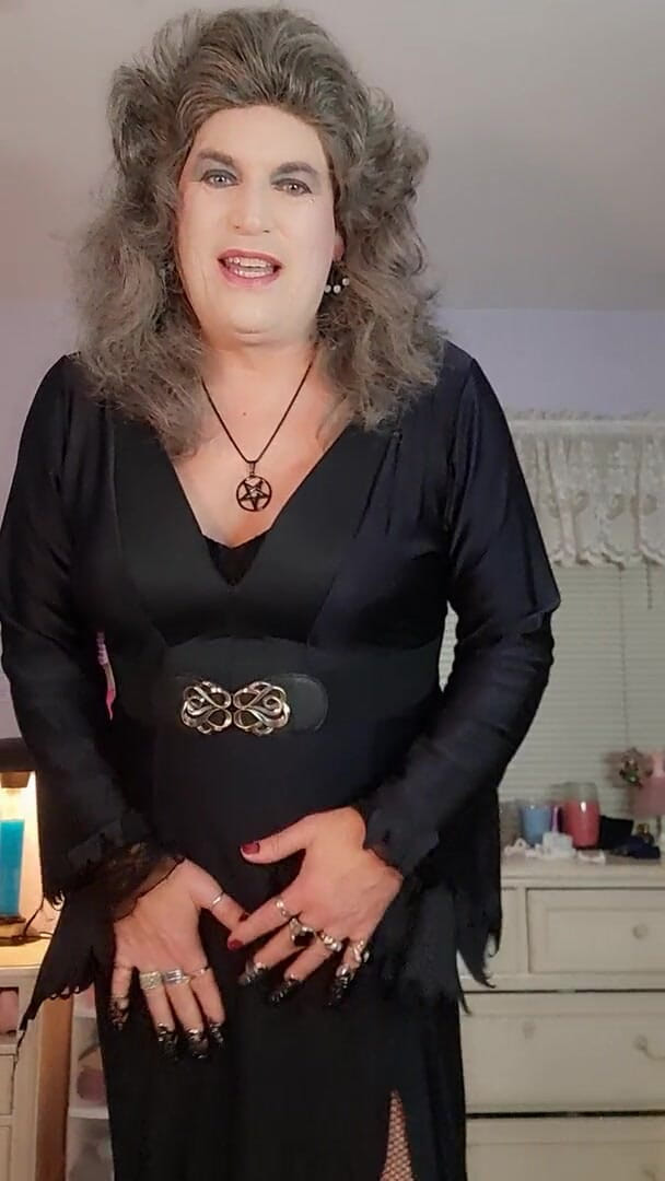 Victoria Lecherri: Halloween yang bahagia dari permaisuri Victoria dikongkek!
