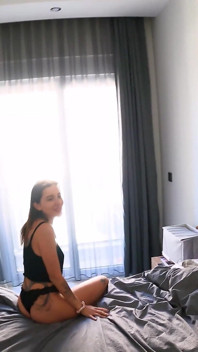 Seksowna brunetka Ghomestory bierze twój wytrysk