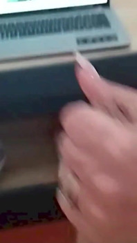 手に精液がついたMILFの手コキ視点