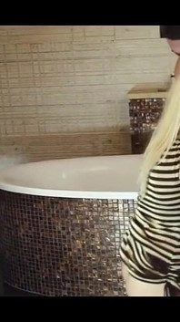 Această bunăciune nu a putut spune nu pulei bărbatului ei în timp ce făcea baie, așa că decide să-i dea o muie cu piciorul alunecos