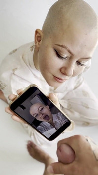 Cumtribute – awek botak membersihkan telefonnya selepas itu