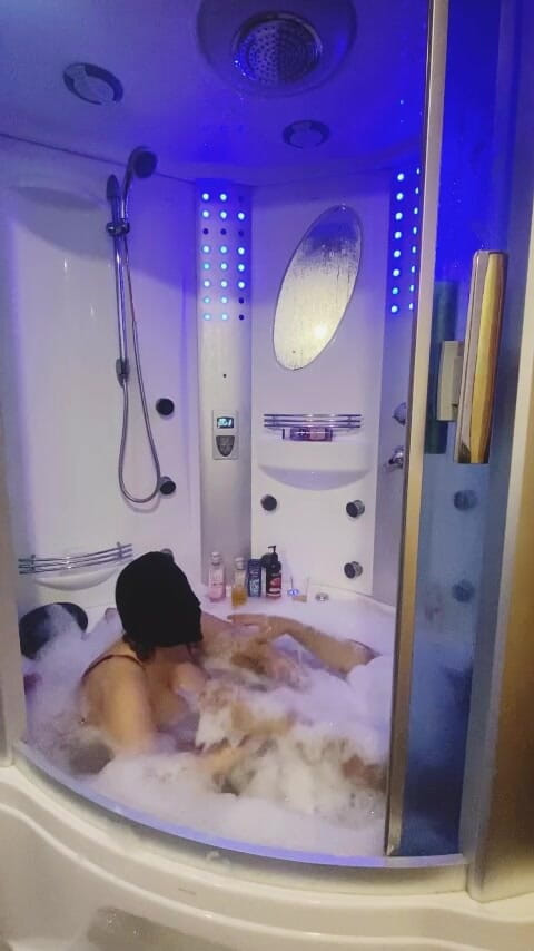 Six my and wife: Arabisk kul i duschen