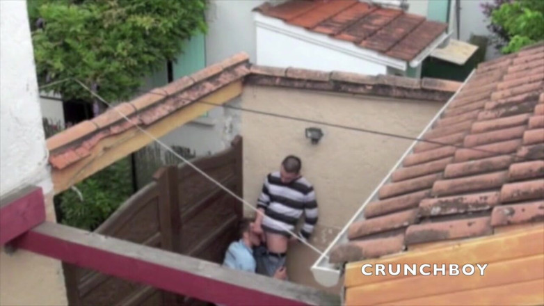 Crunch Boy: Polisi asli mengisap kontol dan disetubuhi oleh twink di luar...