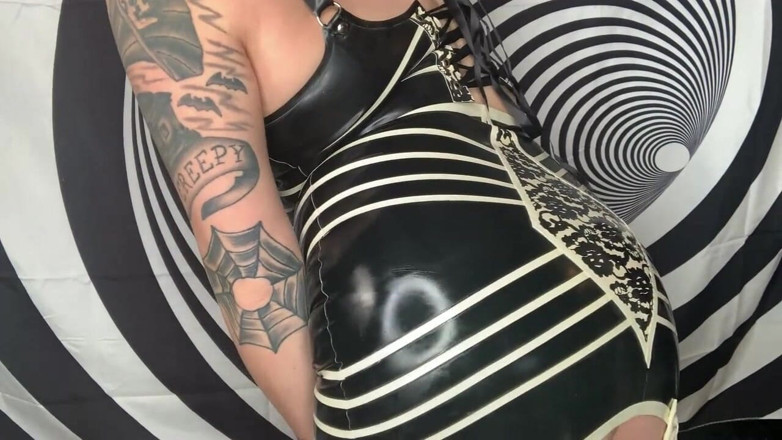Deanna deadly: Goddess in latex mesmerizes you