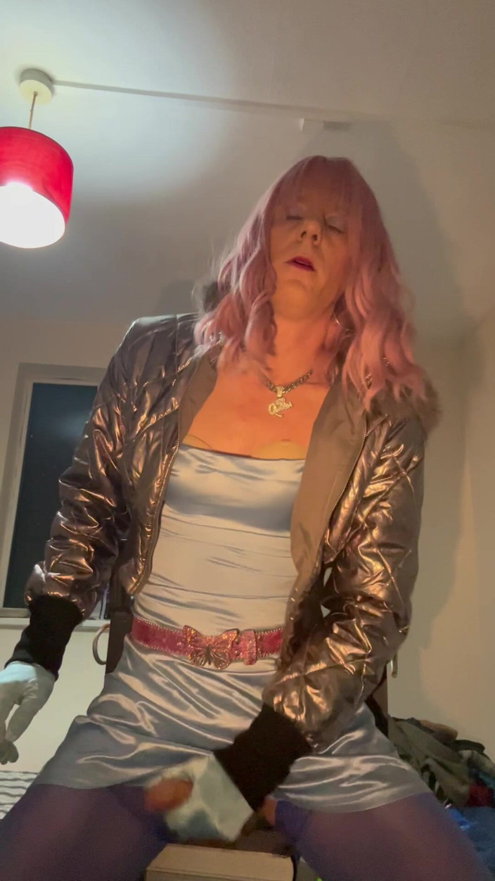 Jessica silk: Jess Silk jeździ jej dildo
