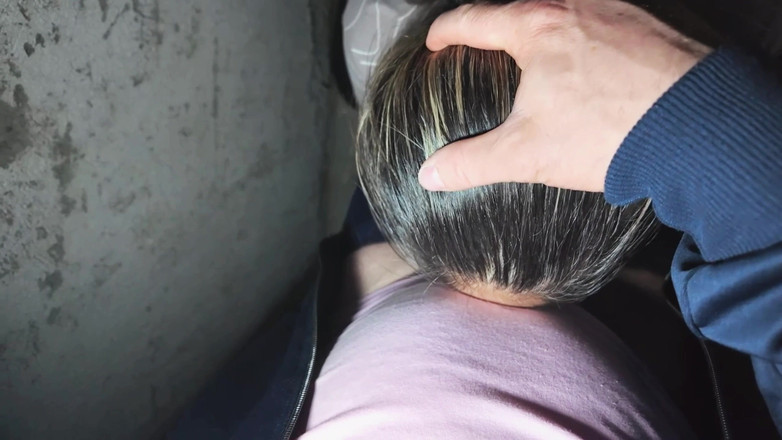 Alex e Bianca: Můj soused zazvoní na zvonek a žádá mě o pomoc ... Pomůžu...