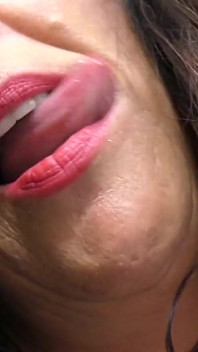 Incrível MILF Britânica Lulu Mostra Seus Peitos Enormes E Mais!