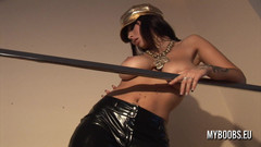 My Boobs: Rondborstige babe in hiphopstijl