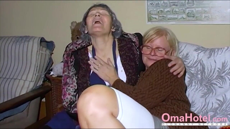 Old Nanny: Oma Hotel-Erna en acción de lesbianas lamiendo y jugando