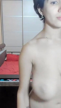 Hete brunette Myla_angel speelt met haar borsten!