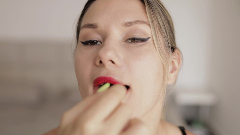 Mrs Peachesxx: Look Into My Mouth
