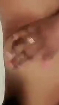 Joven ébano ugandan mostrando su rosa
