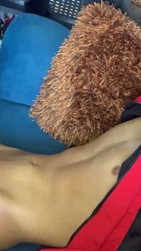 Wanker dengan kakinya membentangkan tempat duduk di sofa