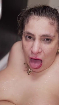 Ggg Sofia z Dużymi cyckami uwielbia sikanie i wielkie kutasy