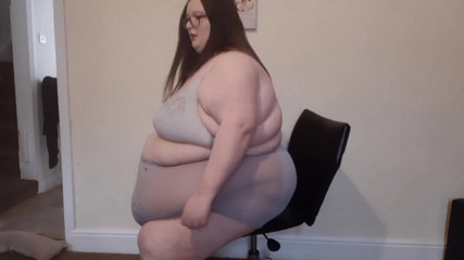 SSBBWLadyBrads: SSBBW goddess vs office chair - fat chat
