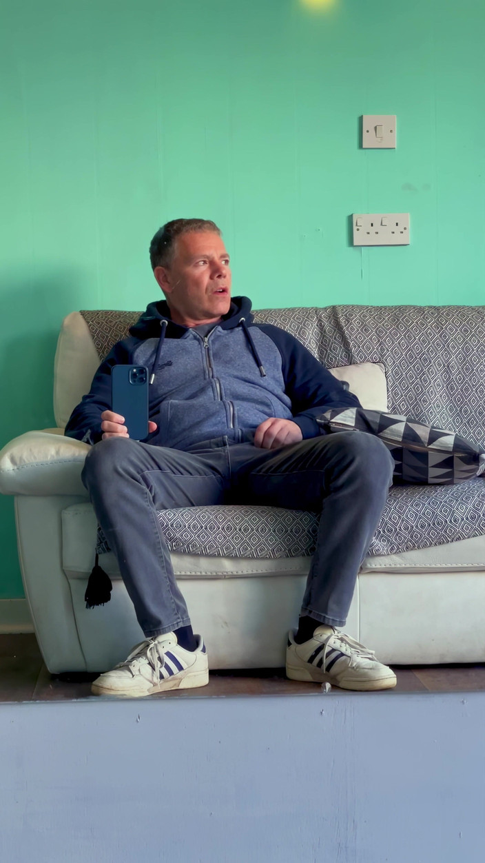 NakedFoxx: Kedai Gunting Rambut Berisiko Menggesel Sehingga Orgasme Dengan Orang Berdekatan