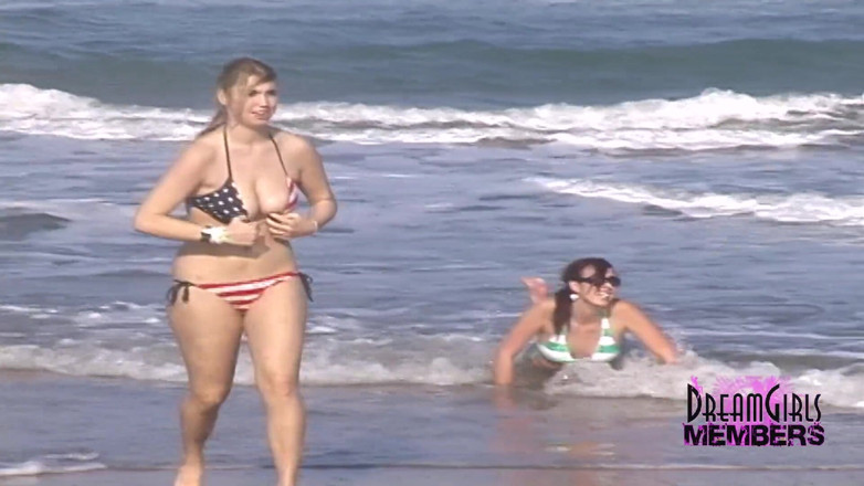 Dream Girls: Awek berbogel di pantai