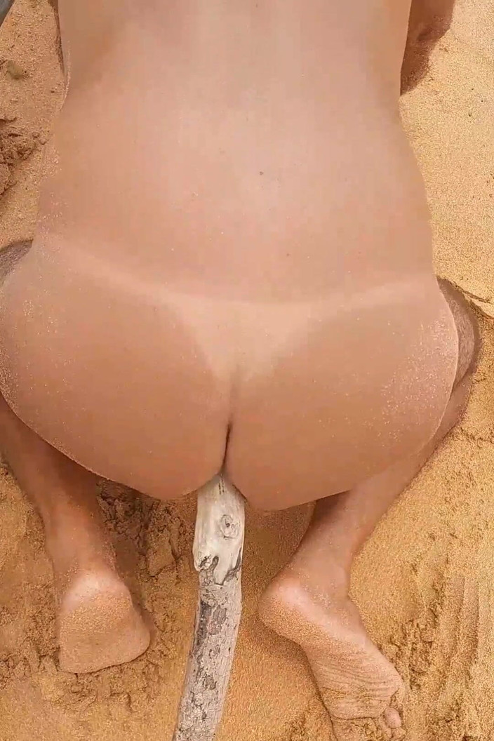 Ladysilvas: 饥渴的ladysilva在海滩上把鸡巴插进你的菊花