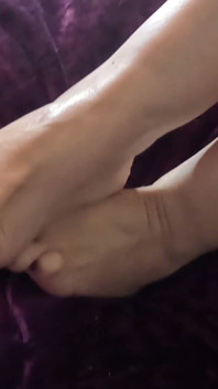 Un frottement des pieds crémeux