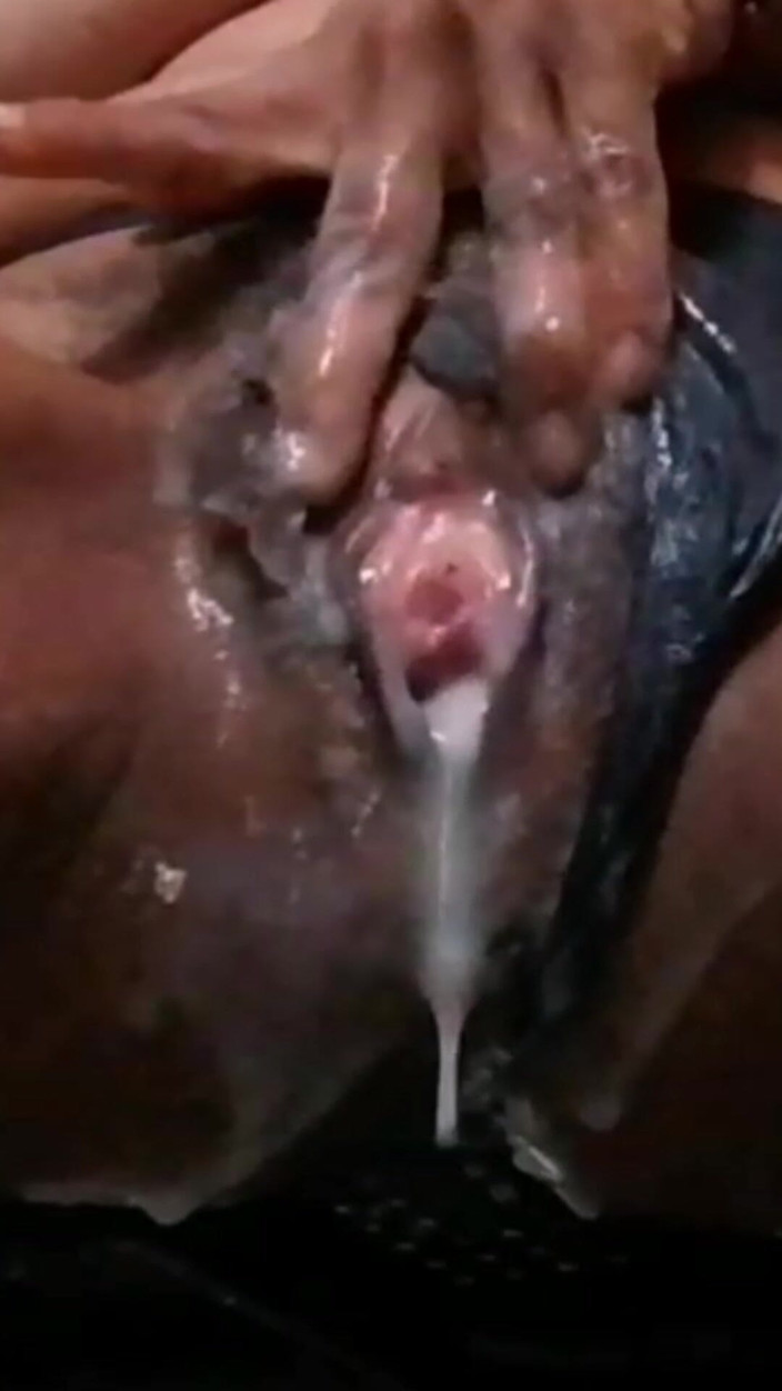 Sarah Fonteyna: Choquant de voir ces deux MILF jouer et manger leur...