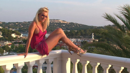 Leon Lambert Girls Twerk Parties CFNM: Erotika akce venku s prsatou blonďatou kočičkou