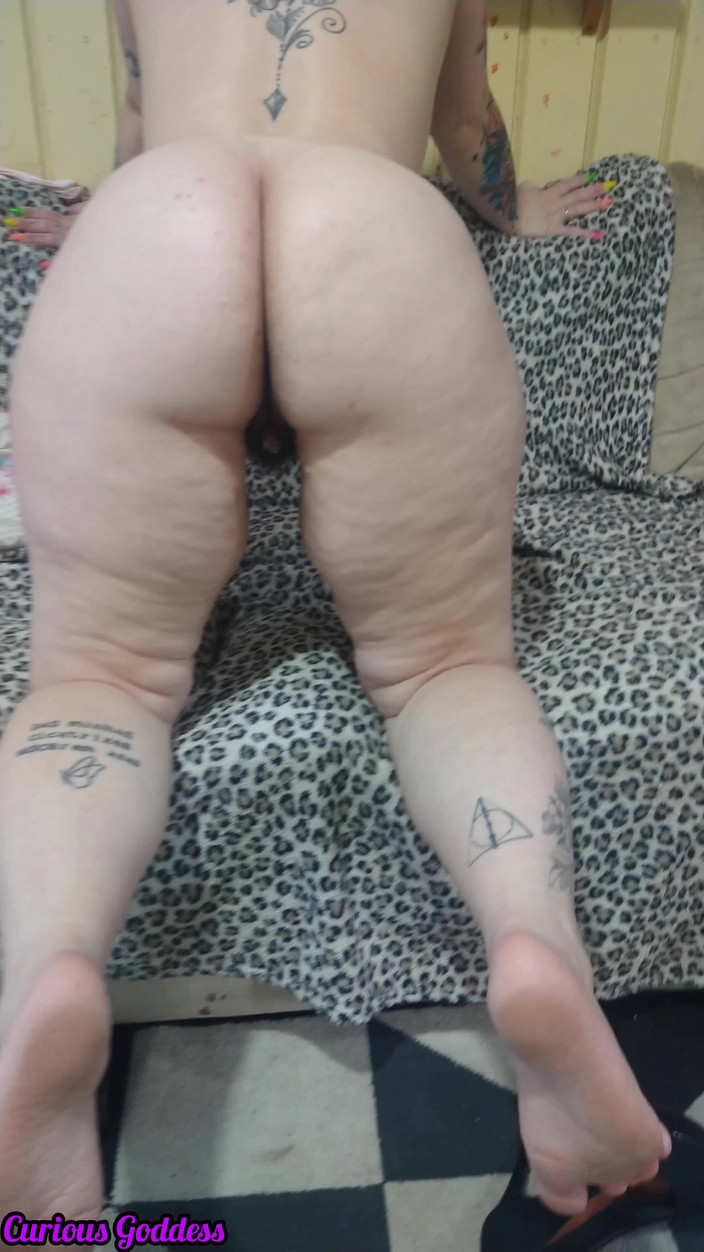 Adrian And Curious: Kaki tapak kaki merah jambu dengan pantat besar