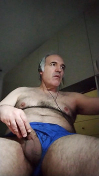 Îmi masturbez penisul de două ore, în sfârșit ejaculez
