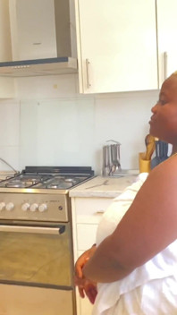 Je baise ma nana dans la cuisine après la douche