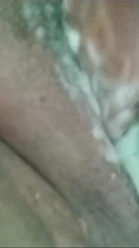 MILF Filipina seksi suka membuat kucai berkrim