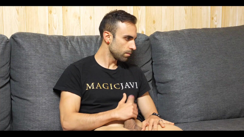 Zeus Ray: 我和我的朋友Magicjavi坐在沙发上