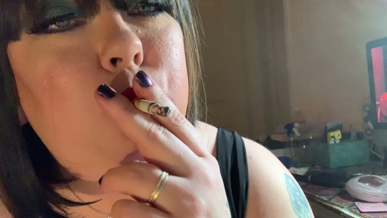 Tina Snua: Awek montel Tina Snua Chain merokok dengan ekor hidung
