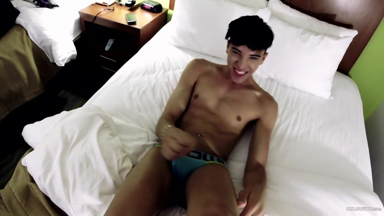 Holo twinks: Riempiendo il suo culetto sculacciato