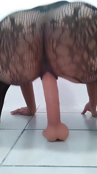 Con đĩ nhỏ nhắn banh rộng âm hộ của mình với một món đồ chơi mới