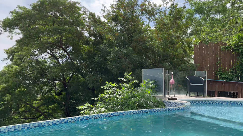 Naughty Talulah: Chevauchage de gode à la piscine