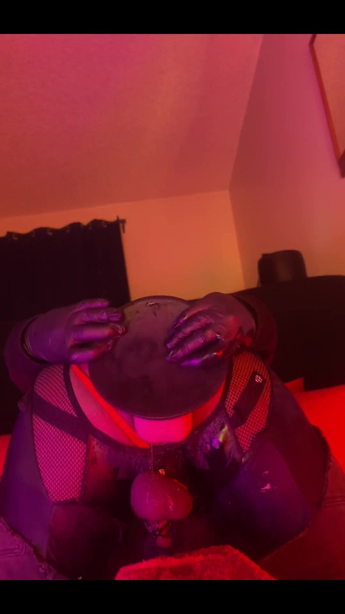 DipsoDeep: Сексуальный шлюховатый фембой зияет дыркой с большим дилдо - грязная игра с кремовой жопой