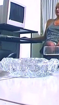 Behaarte blondine lutscht schwanz und wird wild gefingert