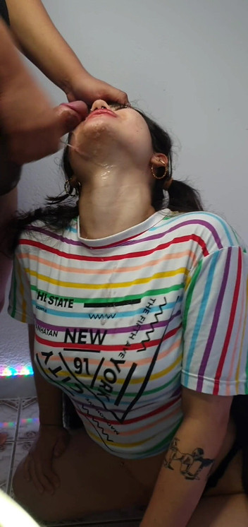 DherlyDoll: Jiran jalang saya suka datang ke deepthroat zakar saya.